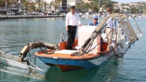 barca limpieza litoral