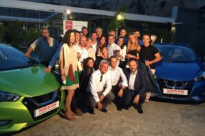 El equipo humano de Nissan Nigorra posa al lado de dos unidades del nuevo Nissan Micra.