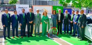 Entre los asistentes destacan Carmen Planas, presidenta de la CAEB, Sergio Pomar, presidente de Fenie Energ&iacute;a e Isabel Reija como consejera delegada, han inauguraron el punto de carga.La CAEB apuesta por los veh&iacute;culos el&eacute;ctricos.