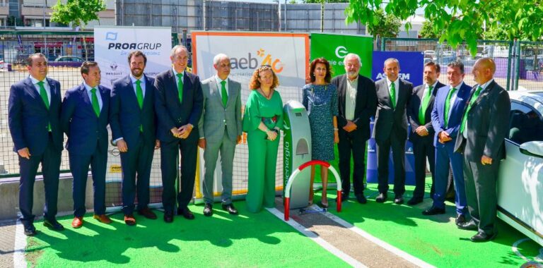 Entre los asistentes destacan Carmen Planas, presidenta de la CAEB, Sergio Pomar, presidente de Fenie Energía e Isabel Reija como consejera delegada, han inauguraron el punto de carga.La CAEB apuesta por los vehículos eléctricos.
