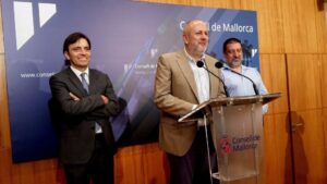 Ensenyat (en el centro) anuncia las nuevas direcciones del Consell de Mallorca
