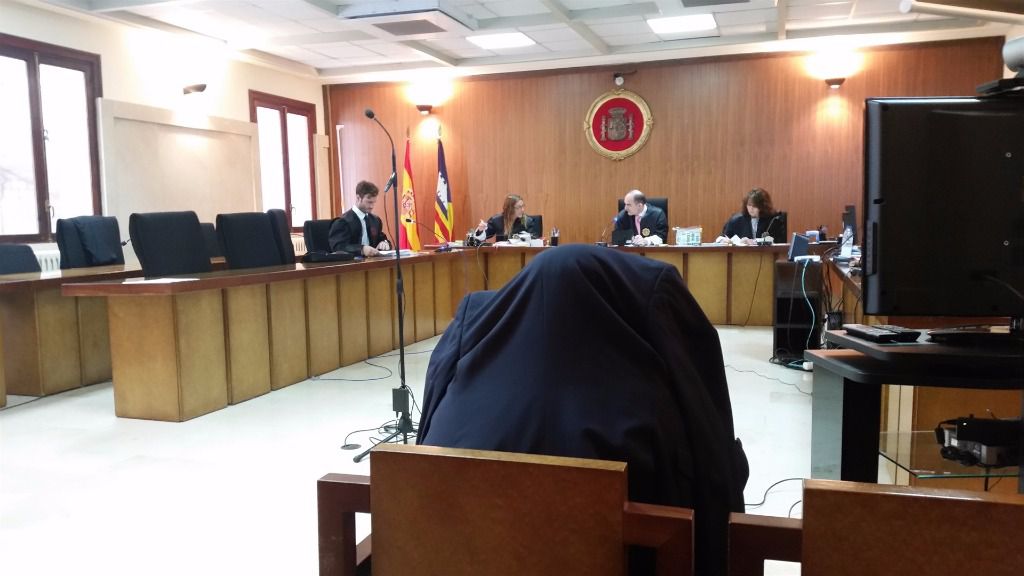 El acusado que afronta una posible pena de ocho años, en un momento del juicio