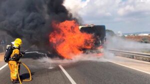 Llamaradas en plena autopista
