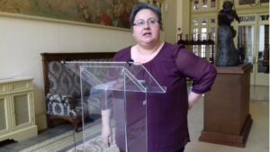 Montse Seijas en una comparecencia ante los medios en el Parlament