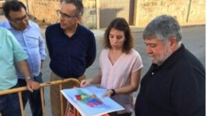 El conseller Joan Font (a la derecha, con camisa negra) en una reciente visita a Muro.