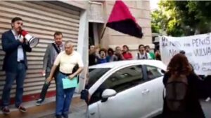 Un grupo de personas, con pancartas, se ha acercado hasta la conferencia de Arsuaga