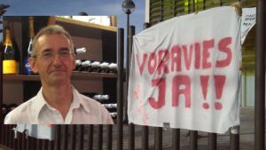 Jon Kobeaga, presidente de la Asociaci&oacute;n de Vecinos, junto a una pancarta reivindicativa.