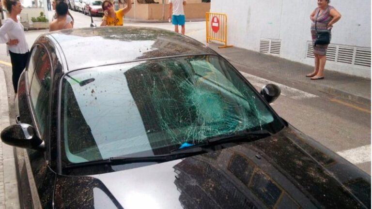 Así quedó un coche tras el impacto de un preservativo lleno de agua