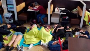 Tiradas por los suelos, las j&oacute;venes durmieron como pudieron