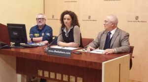 La consellera Cladera, flanqueada por Soria y Perell&oacute;