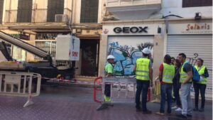 Operarios revisan una farola de la calle Sant Miquel esta ma&ntilde;ana.
