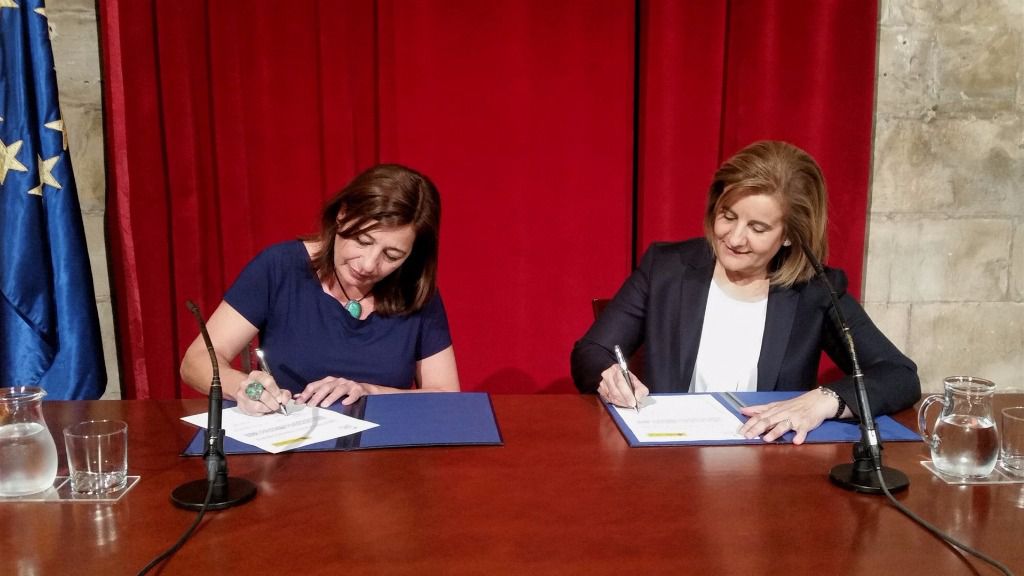 Francina Armengol y Fátima Báñez suscriben el acuerdo en el Consolat.