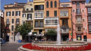 Le sustrajo la cartera en la Plaza de la Reina de Palma