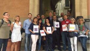 Entrega de firmas en el Parlament