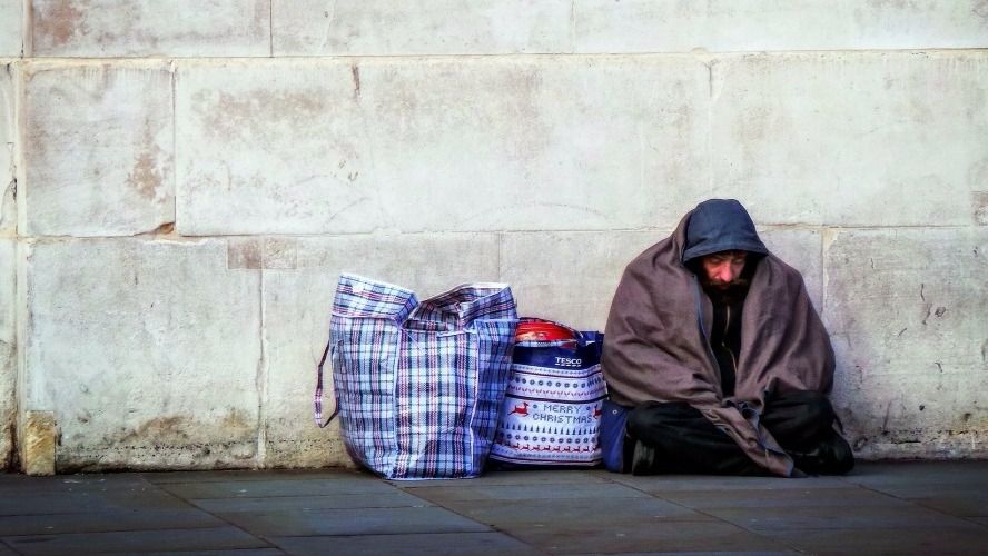 Pegaron a una víctima por comer sin permiso.