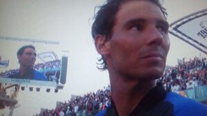 Un emocionado Nadal mira a la grada que lo aclama.