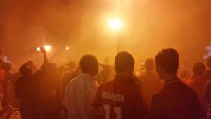 Los aficionados han esperado a los jugadores a la salida entre humo y bengalas