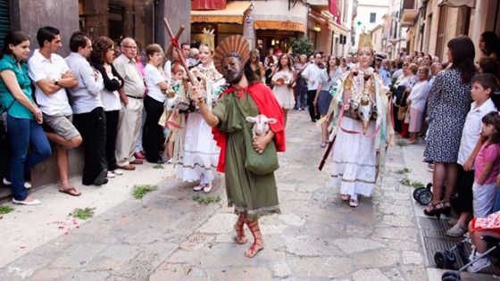 Las dos horas que dura la procesión afectan al animal