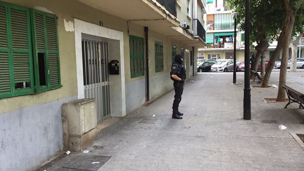 Un agente custodia la entrada a un edificio en Palma esta mañana.