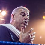 Manuel Sánchez alienta a un joven boxeador durante un combate (FotoFBIB)