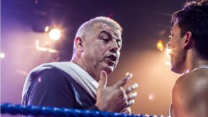 Manuel S&aacute;nchez alienta a un joven boxeador durante un combate (FotoFBIB)