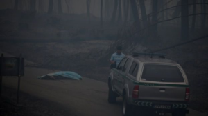 El humo es muy intenso y dificulta las tareas de rescate