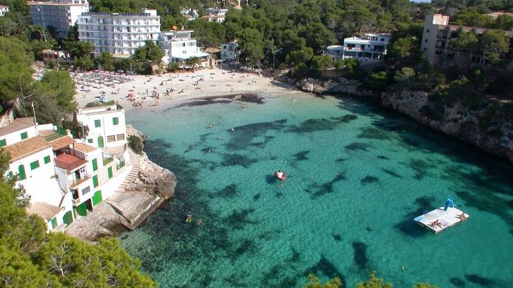 La cala está situada a 6 km del municipio