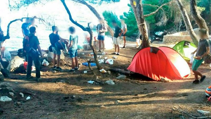 Así amanecía la zona: con tiendas y residuos a pie de acantilado