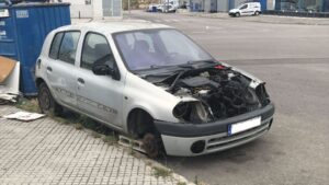 Uno de los veh&iacute;culos abandonados en las calles de ambos pol&iacute;gonos