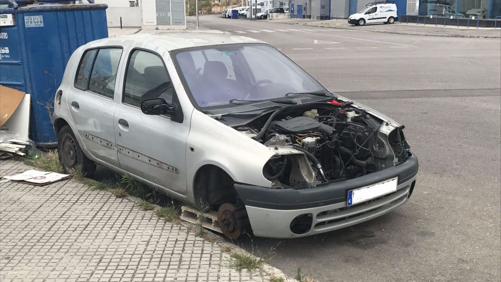 Uno de los vehículos abandonados en las calles de ambos polígonos