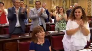 PSIB, Mes y Podem han hecho el anuncio mientras Armengol se encuentra en Italia