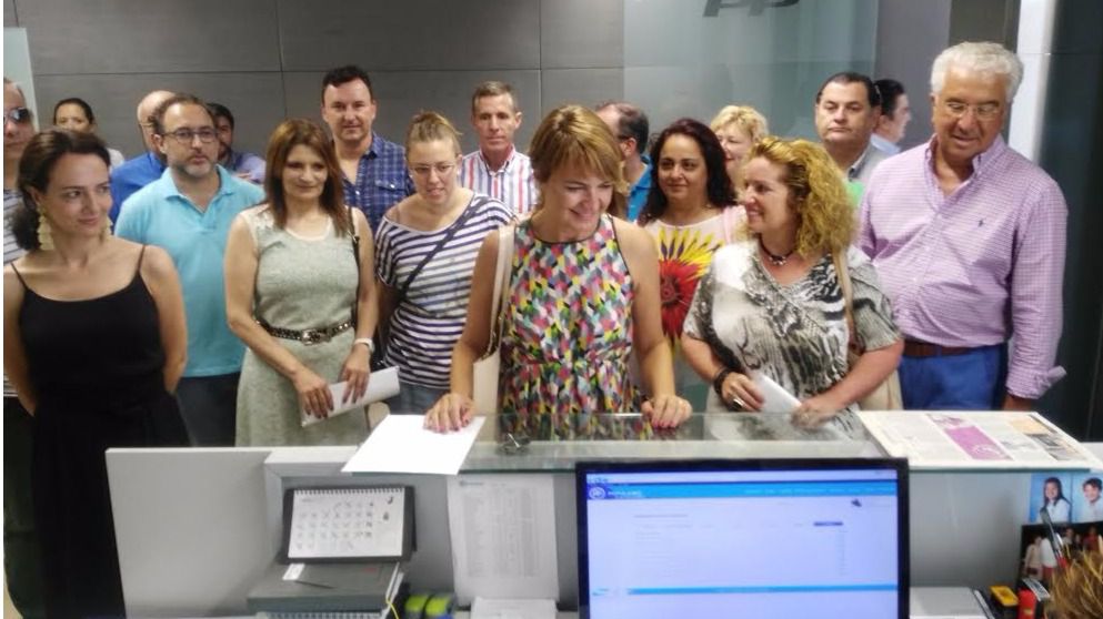 Marga Durán presenta sus avales acompañada de un grupo de militantes