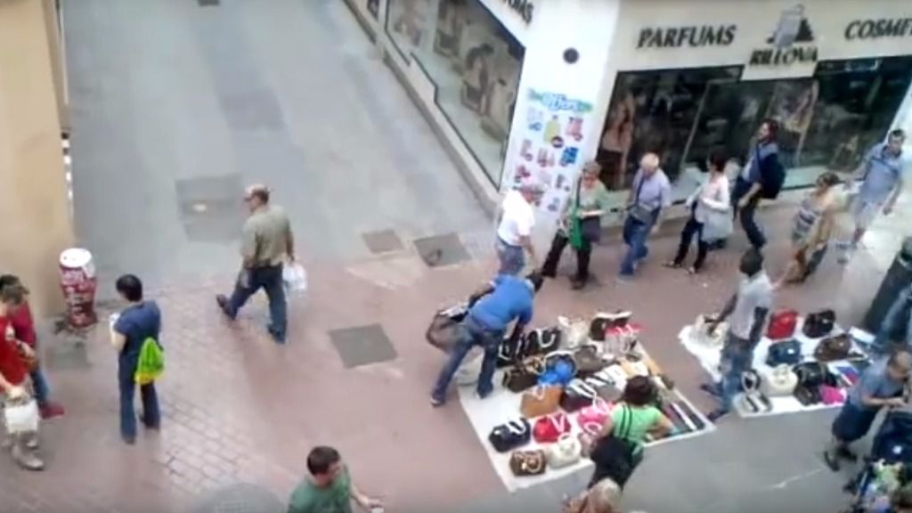 Top manta en las calles de Palma