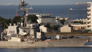 El USS Fitzgerald entrando en la Base Naval de Yokosuka