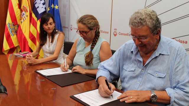 firma convenio caritas y consell ibiza