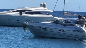 yate posidonia en el ancla