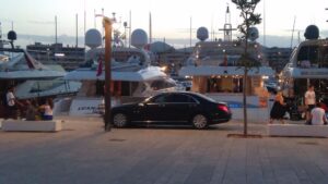 coche de lujo accede al puerto