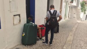 turistas maletas casa