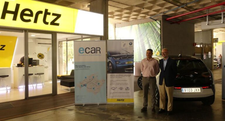 El director de Endesa en Baleares, Martí Ribas y Josep Mª Pastor, representando a Proa, fueron los encargados de formalizar el acuerdo.