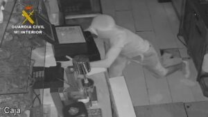 Imagen del detenido mientras llevaba a cabo un robo
