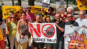 Se han concentrado en la explanada de las escaleras de la Seu