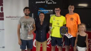 Los ganadores del torneo junto al director de mallorcadiario.com