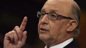 El ministro pretende atraer el apoyo socialista al techo de gasto