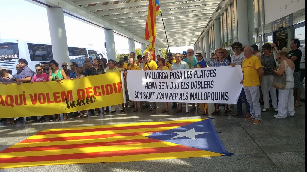 La manifestación ha reunido a unas 200 personas