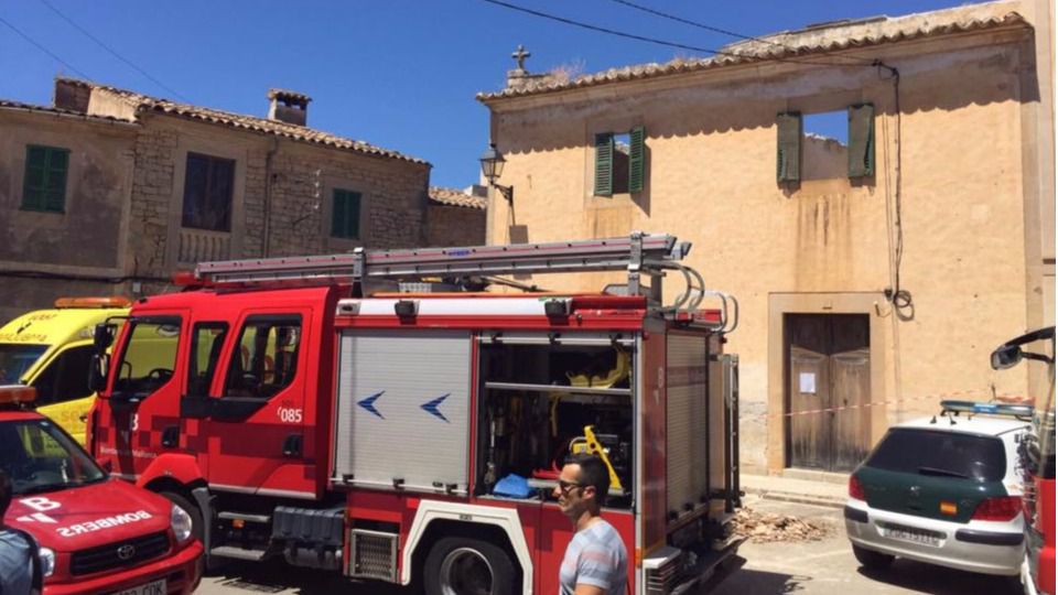 A través de las ventanas se ve como el techo se ha derrumbado