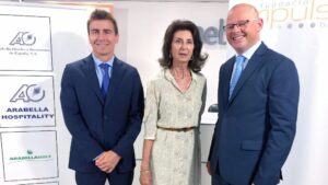 Francisco Vila, consejero delegado de Arabella Hoteles e Inversiones de Espa&ntilde;a; Carmen Planas, presidenta de la Fundaci&oacute; Impulsa Balears, y Antoni Riera, director t&eacute;cnico de la Fundaci&oacute;.