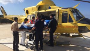 Momento en que la paciente es subida a bordo