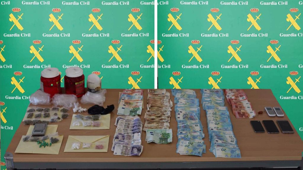 La Guardia Civil incautó diferentes drogas y 10.000 euros