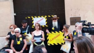 La plataforma ha colocado un cartel con la palabra 'Clausurat' en la puerta