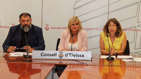 Marta Díaz flanqueada por Manel Porras y Pilar Sansó